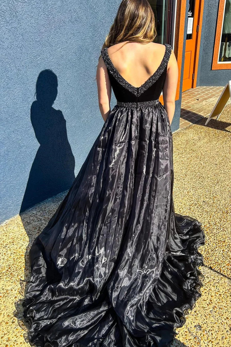 Vestido de fiesta de terciopelo con cuentas, escote en V y cola